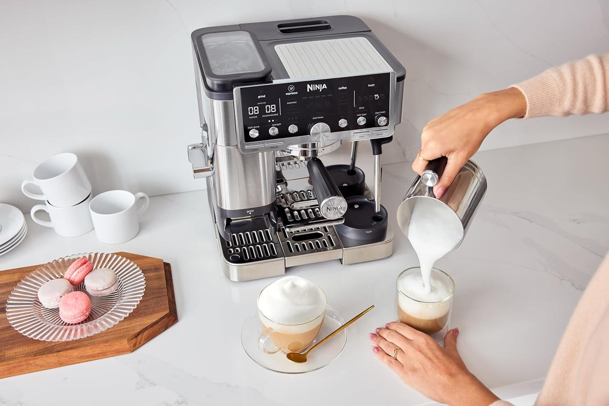 Ninja Luxe Essential 2-in-1-Kaffeemaschine mit Mahlwerk und Aufschäumer für Latte, Cappuccino & Espresso, einfache Handhabung, 2 Voreinstellungen zum Aufschäumen, Silber, ES501EU