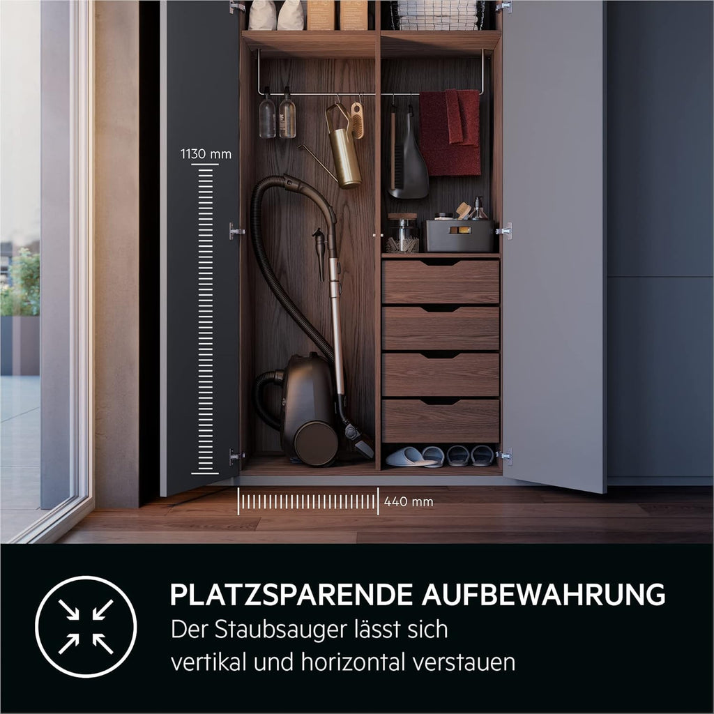 AEG CLEAN 6000 AB61C2DB Staubsauger mit Beutel / hohe Saugleistung / inkl. Polsterdüse / 50 % Recyclingkunststoff / ideal für Haustierbesitzer / Reinigen von Polstern / 12 m Kabel / 750 W / Blau