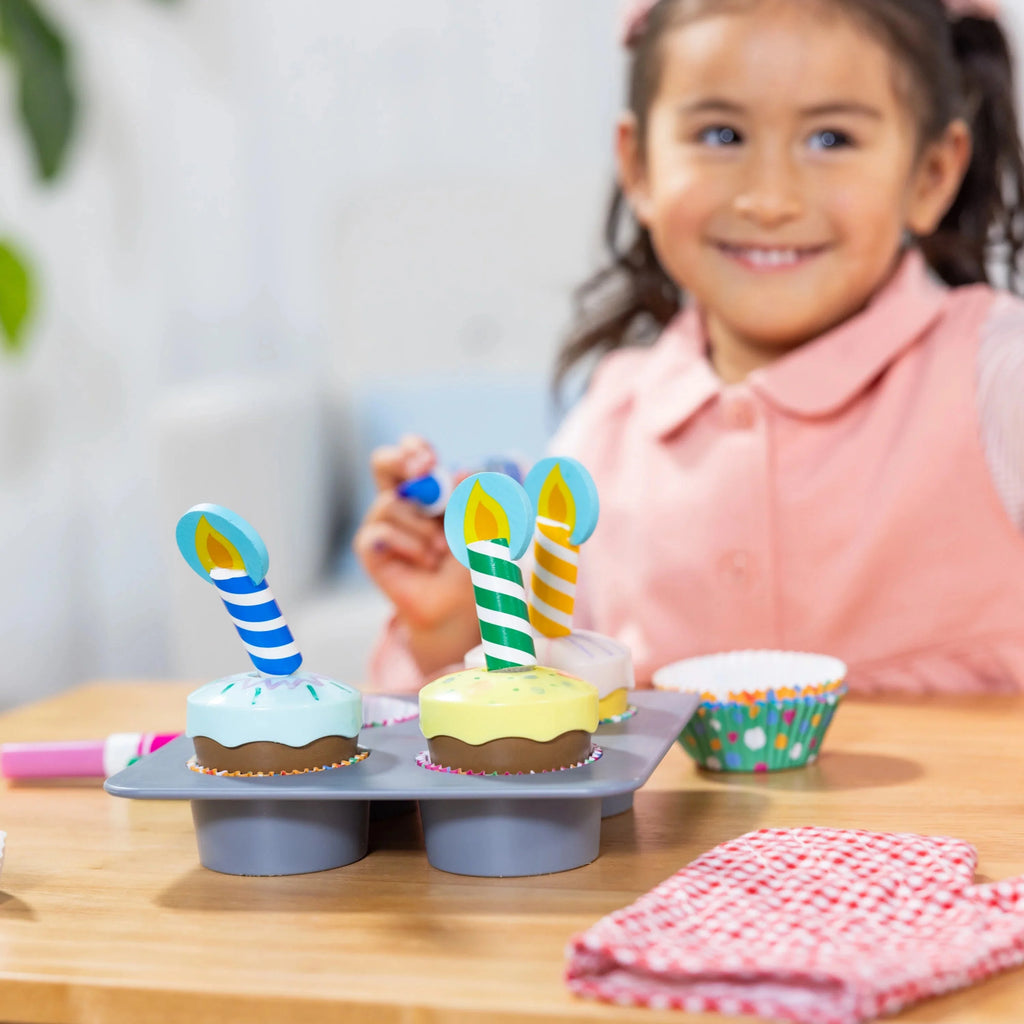 Melissa & Doug Juego de Juguete para Hornear y Decorar Cupcakes de Madera – Certificado FSC