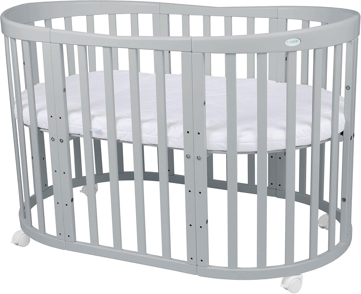 Waldin Oval Baby-Bett Mitwachsend Komplett Set 7in1, Gitterbett, Kinderbett mit Matratze, Wickelkommode, Beistellbett, Holz Weiß