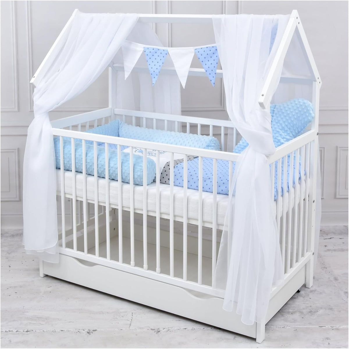 Baby Delux Babybett Komplett Set Hausbett 60x120 cm weiß Schublade Rausfallschutz Kinderbett Matratze Bettwäsche Deko Set (Prince Stars)