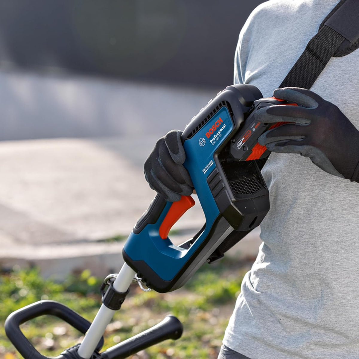 Bosch Professional 18V System Akku-Rasentrimmer GRT 18V-33 (bürstenloser Motor, Schnittkreisdurchmesser von 33 cm, inkl. 1x Schultergurt, 1x Fadenspuleneinheit)