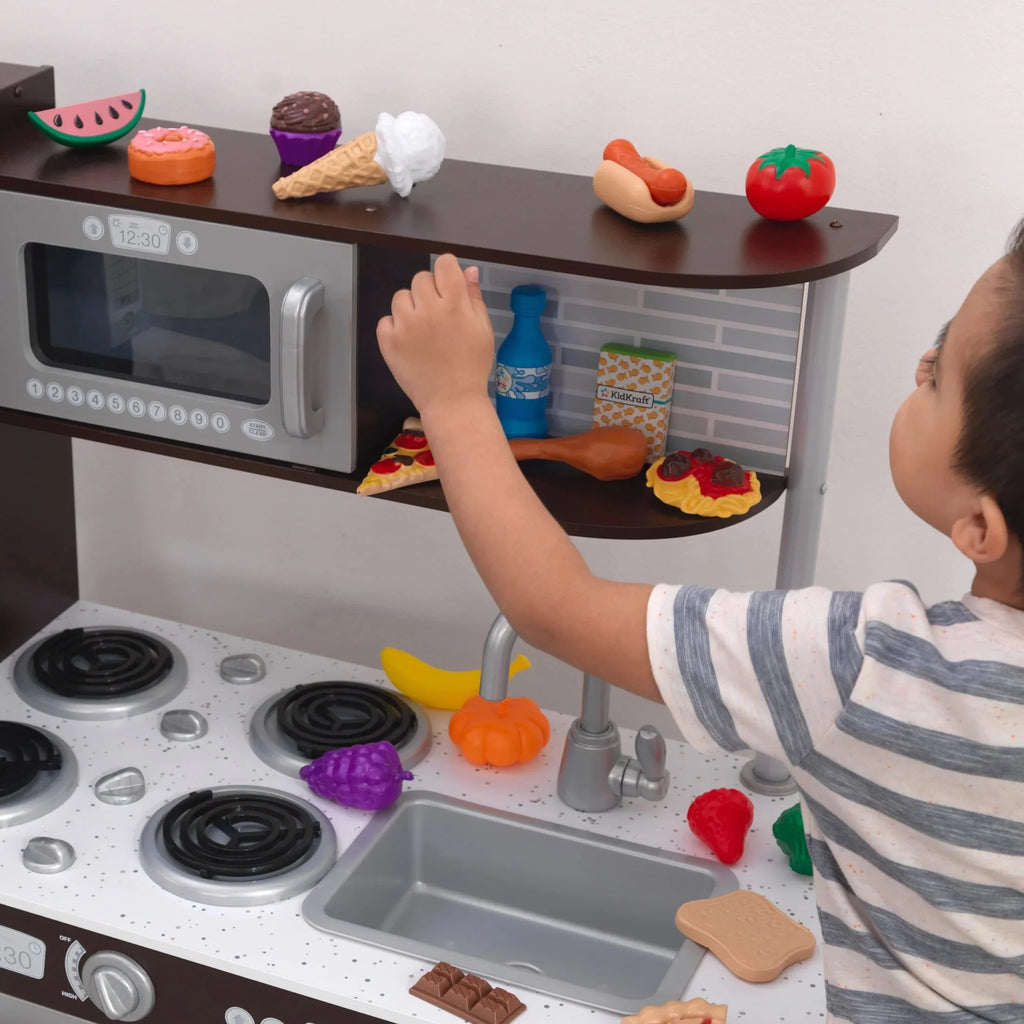 Cocina de Juego KidKraft Uptown Espresso de Madera con 30 Piezas de Alimentos de Juguete