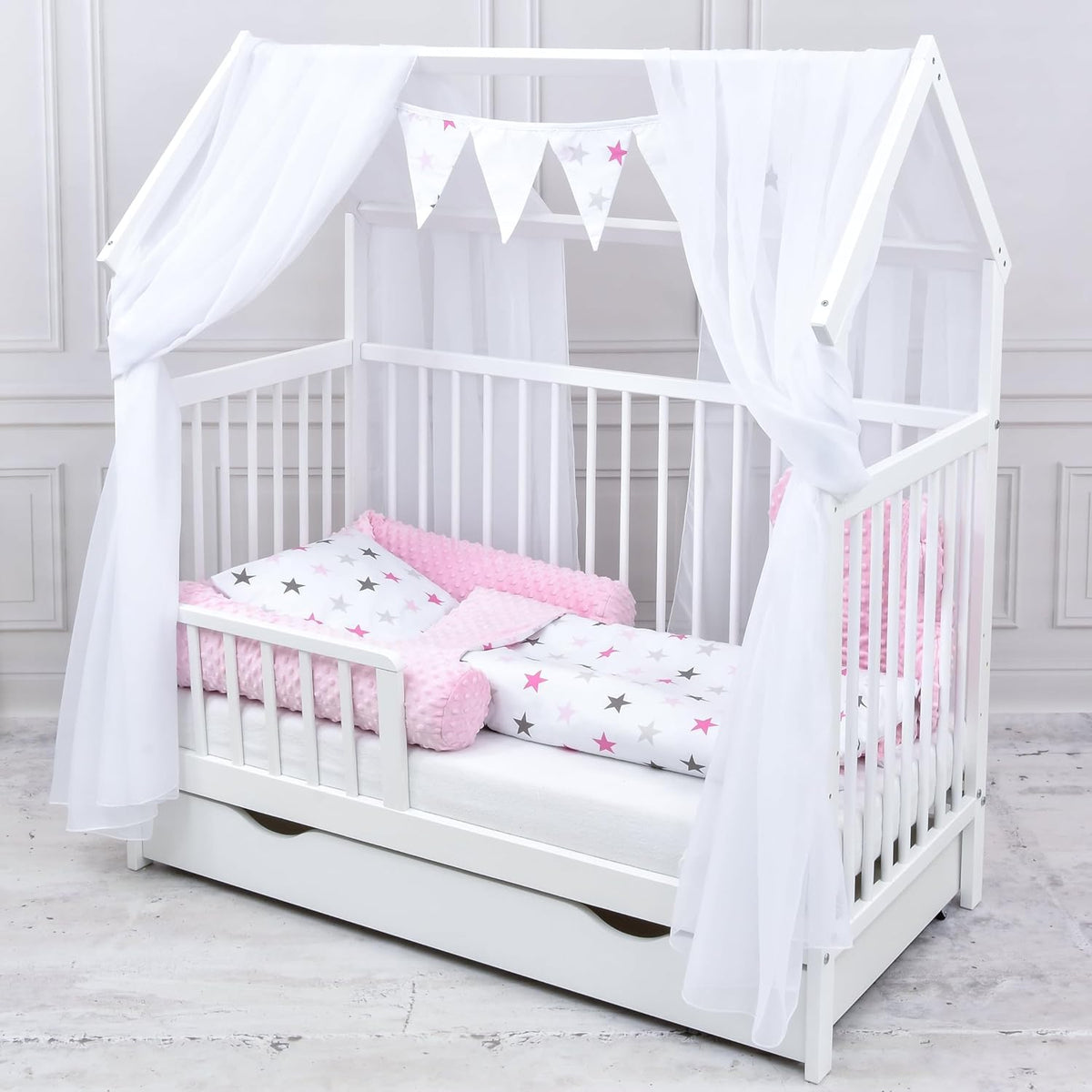 Baby Delux Babybett Komplett Set Hausbett 60x120 cm weiß Schublade Rausfallschutz Kinderbett Matratze Bettwäsche Deko Set (Prince Stars)