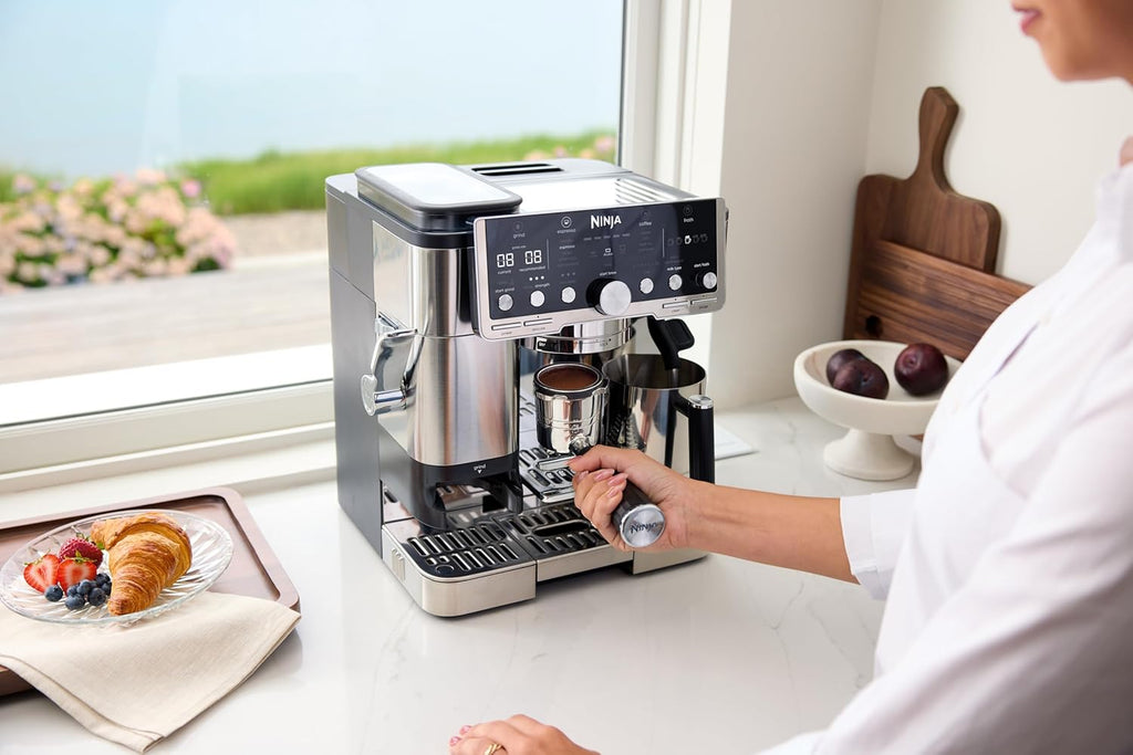 Ninja Luxe Essential 2-in-1-Kaffeemaschine mit Mahlwerk und Aufschäumer für Latte, Cappuccino & Espresso, einfache Handhabung, 2 Voreinstellungen zum Aufschäumen, Silber, ES501EU