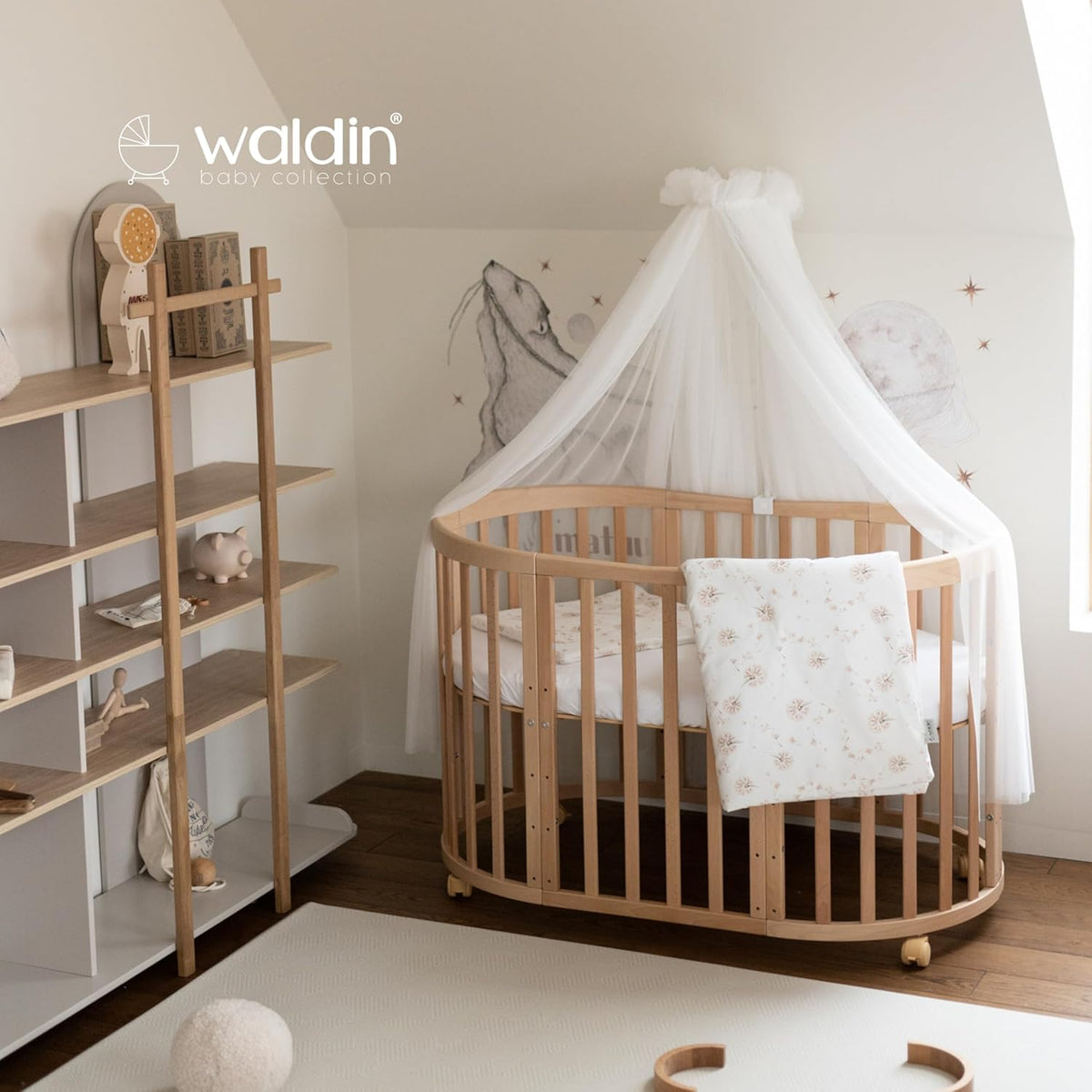Waldin Oval Baby-Bett Mitwachsend Komplett Set 7in1, Gitterbett, Kinderbett mit Matratze, Wickelkommode, Beistellbett, Holz Weiß