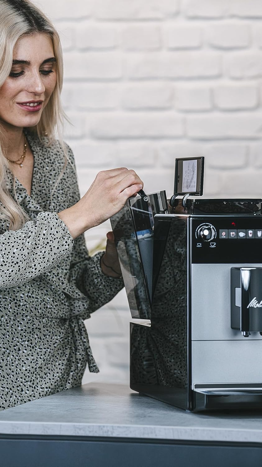 Melitta Latticia OT - Kaffeevollautomat mit Milchsystem, Kaffeemaschine mit Mahlwerk für z. B. Kaffee oder Cappuccino, silber/schwarz