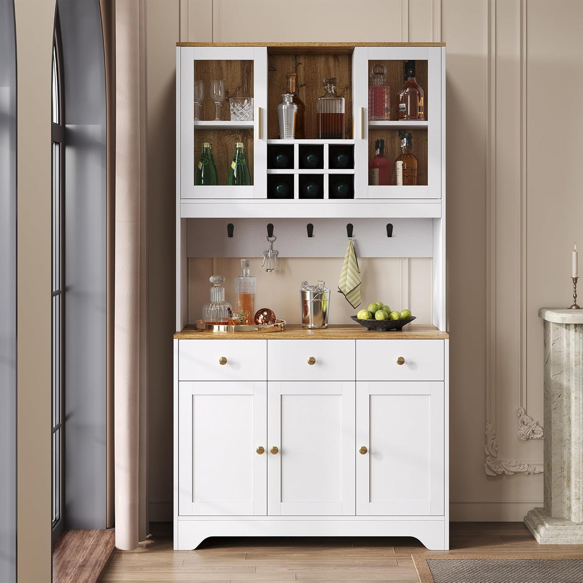 Hochschrank Küche Weiß mit Glasfront, Multifunktionaler Buffetschrank mit Weinablage und Schubladen, Stauraumschrank für Esszimmer Wohnzimmer im Landhausstil