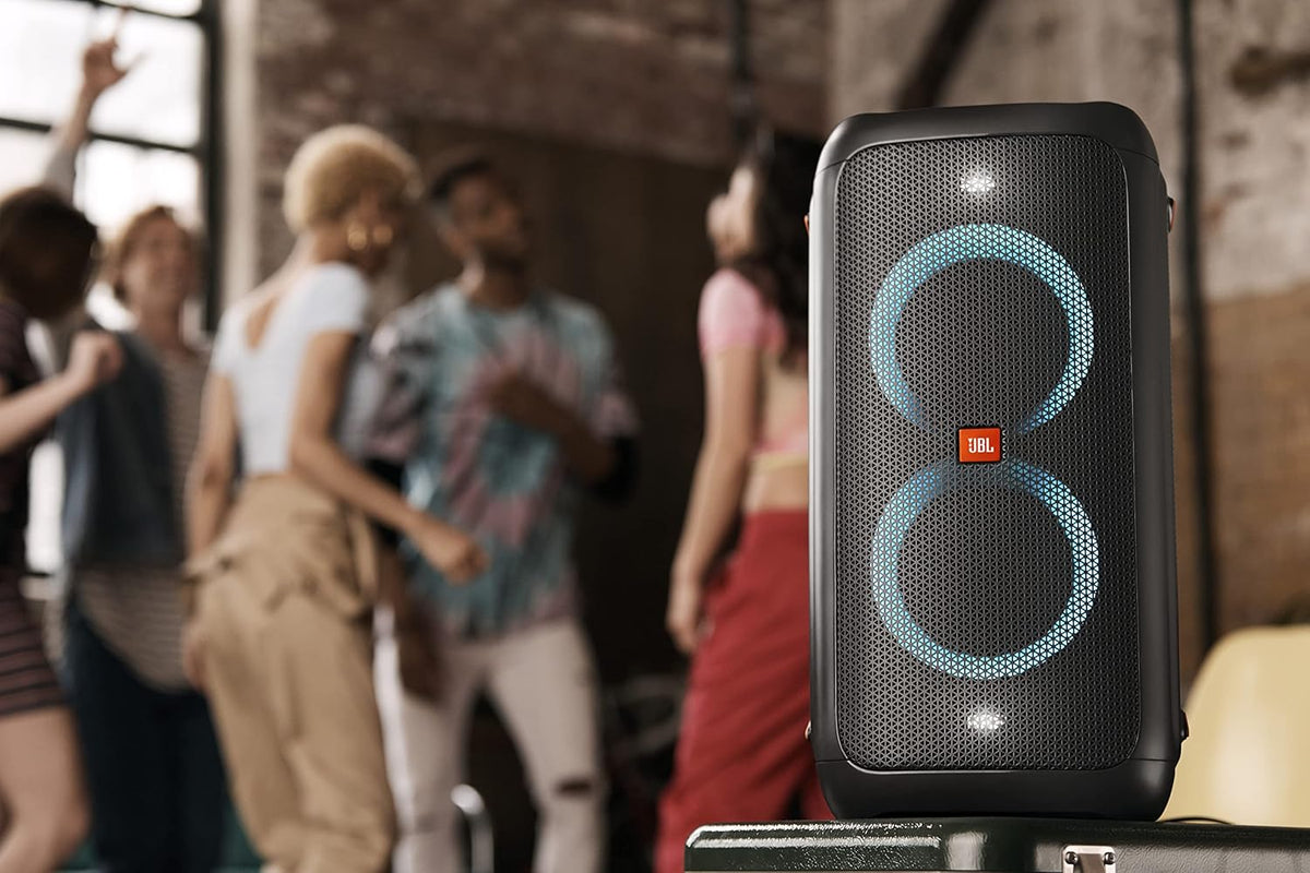 JBL PartyBox 710 - Schwarz – Trag - und rollbarer Bluetooth Party-Lautsprecher mit Lichteffekten – Spritzwassergeschützte, mobile Musikbox