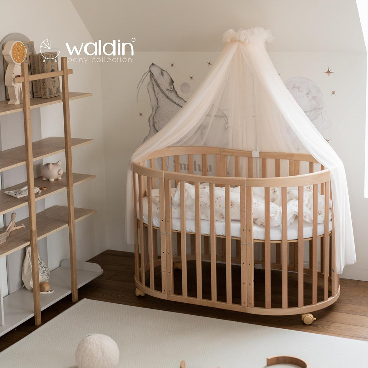 Waldin Oval Baby-Bett Mitwachsend Komplett Set 7in1, Gitterbett, Kinderbett mit Matratze, Wickelkommode, Beistellbett, Holz Weiß