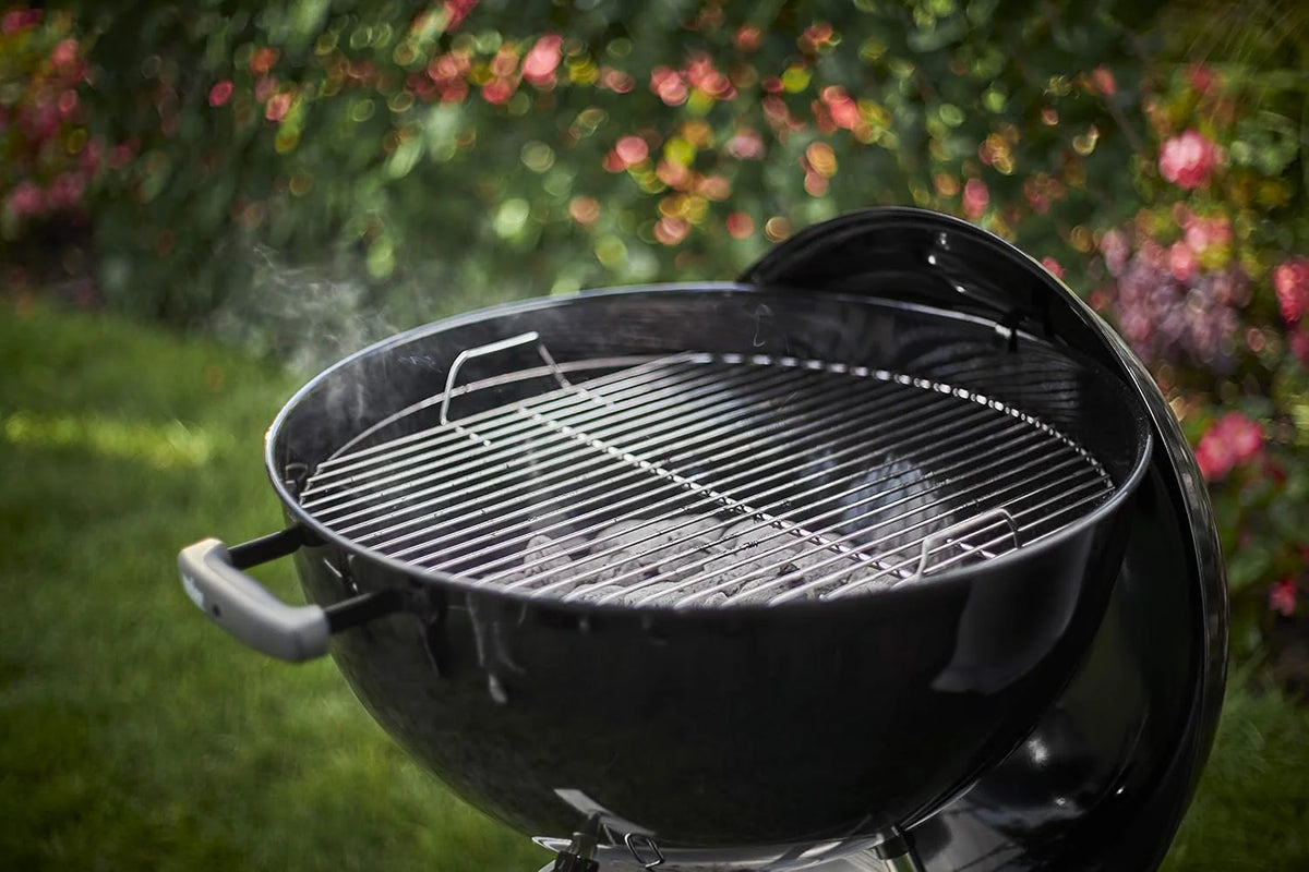 Weber Classic Kettle barbecue au charbon de bois, surface de cuisson Ø 57cm, barbecue avec couvercle et cuve en acier emaillé, thermomètre intégré au couvercle, trépied et roues - Noir (1341504)
