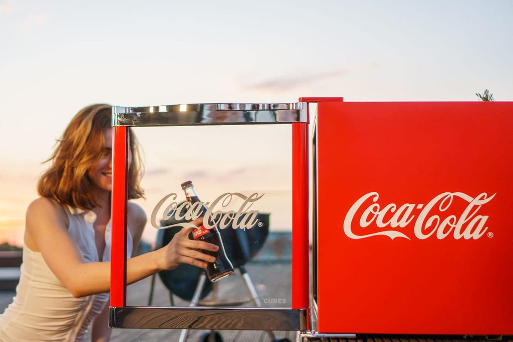 °CUBES Flaschenkühlschrank Coca-Cola Classic/ 51 cm Höhe / 98 kWh/Jahr / 48 L Kühlteil