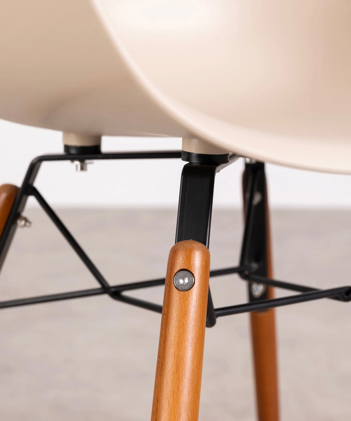 Silla de Polipropileno y Madera Elon Arms