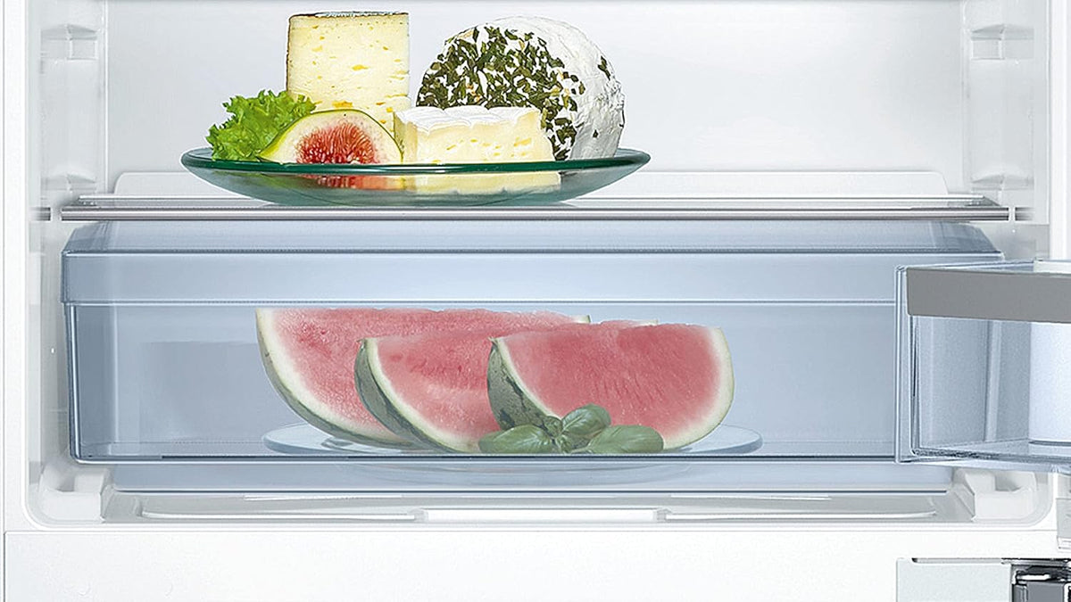 Bosch KUL15AFF0 Serie 6 Unterbau-Kühlschrank, 82 x 60 cm Nische, 123 L, Flachscharnier, Made in Germany, LED-Beleuchtung gleichmäßige Ausleuchtung, MultiBox Lagerung von Obst und Gemüse