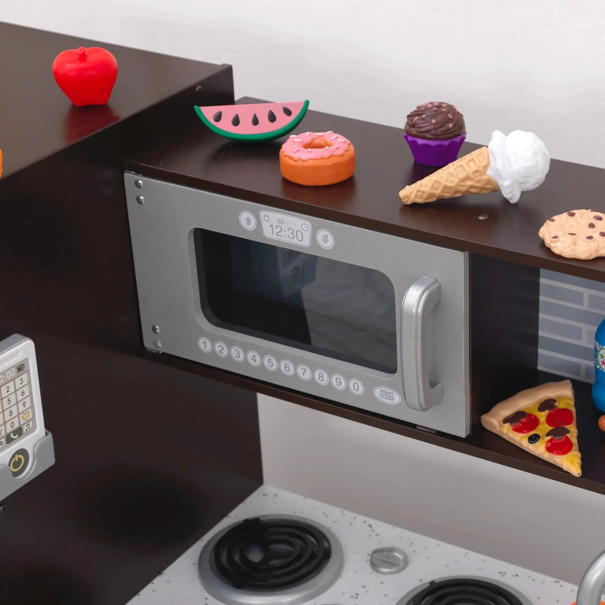 Cocina de Juego KidKraft Uptown Espresso de Madera con 30 Piezas de Alimentos de Juguete