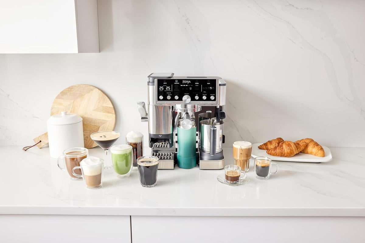 Ninja Luxe Essential 2-in-1-Kaffeemaschine mit Mahlwerk und Aufschäumer für Latte, Cappuccino & Espresso, einfache Handhabung, 2 Voreinstellungen zum Aufschäumen, Silber, ES501EU