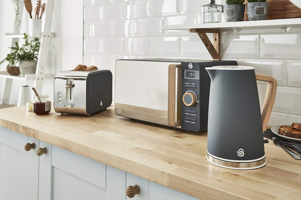 Swan Nordic Frühstücksset, Wasserkocher, 1,7 l, 2200 W, Breitschlitz-Toaster, 2 Scheiben, digitale Mikrowelle 20 l, modernes Design, Holzoptik, grau